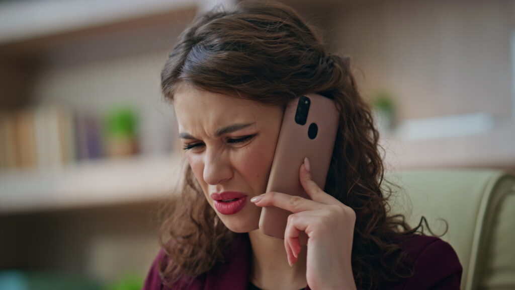 Telefono in modalità silenziosa su comodino